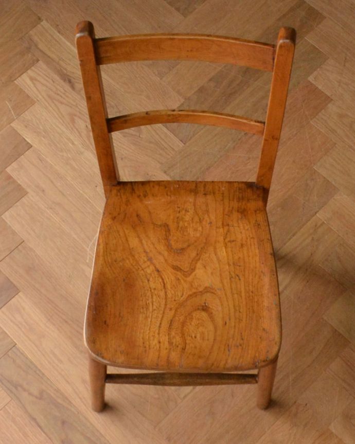キッチンチェア　アンティーク チェア　オシャレなアンティークの椅子、ナチュラルで使いやすいキッチンチェア。角が丸く作られているので、小さいお子様がいるご家庭でも安心です。(k-1123-c)
