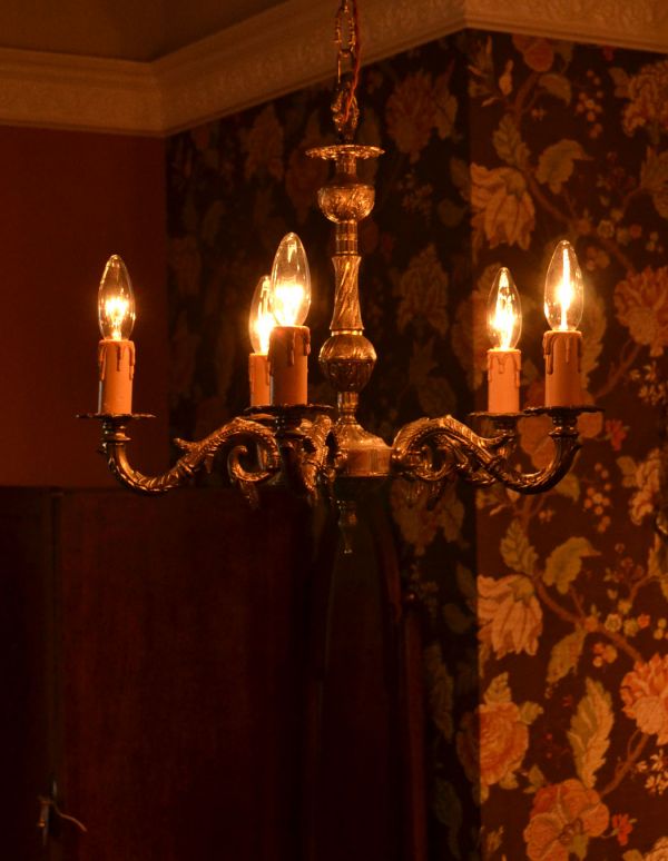 シャンデリア　照明・ライティング　英国の真鍮シャンデリア・アンティークシャンデリア（5灯）。エレガントで高級感溢れる雰囲気を演出してくれる真鍮のシャンデリアです。(k-1123-z)