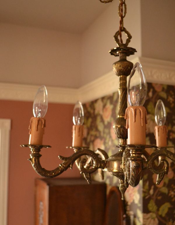 シャンデリア　照明・ライティング　英国の真鍮シャンデリア・アンティークシャンデリア（5灯）。本物のキャンドルにも見える装飾です。(k-1123-z)