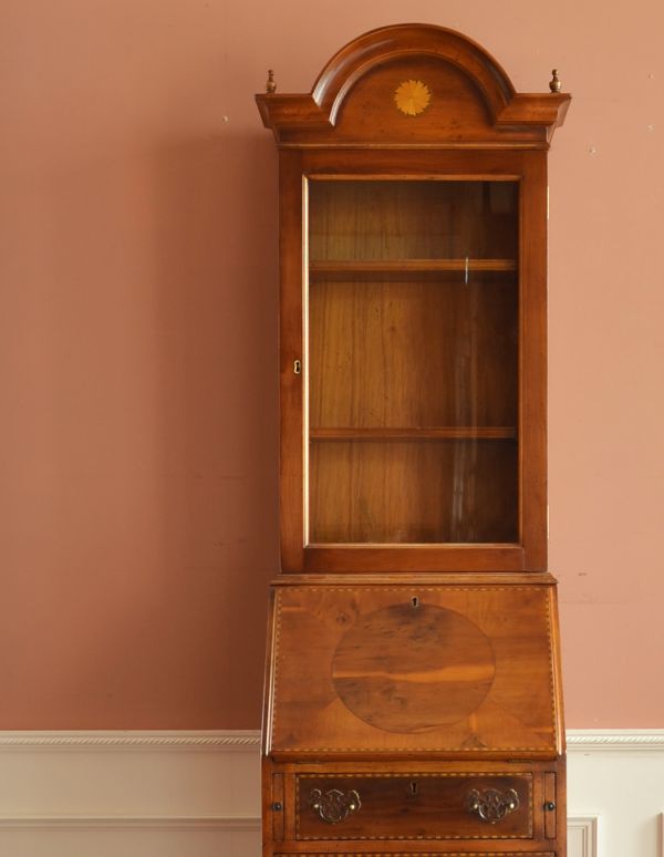 ビューロー　アンティーク家具　鍵付きのアンティーク家具、英国のビューローブックケース（本棚とデスク）。男女共によく似合う大人っぽいビューローです。(k-1131-f)