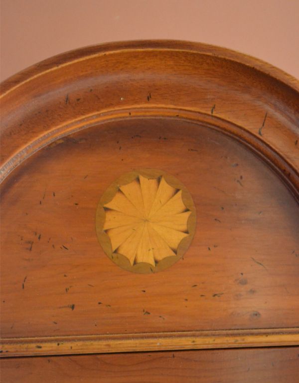ビューロー　アンティーク家具　鍵付きのアンティーク家具、英国のビューローブックケース（本棚とデスク）。トップには繊細な象嵌の飾りがあります。(k-1131-f)