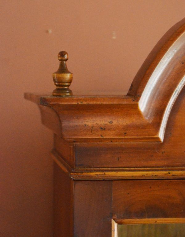 ビューロー　アンティーク家具　鍵付きのアンティーク家具、英国のビューローブックケース（本棚とデスク）。閉じてあるときも絵になる美しい装飾です。(k-1131-f)