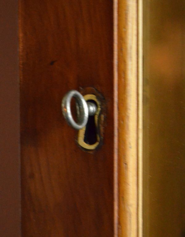 ビューロー　アンティーク家具　鍵付きのアンティーク家具、英国のビューローブックケース（本棚とデスク）。ガラス扉の鍵穴です。(k-1131-f)
