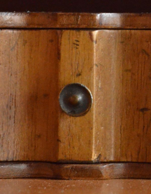 ビューロー　アンティーク家具　鍵付きのアンティーク家具、英国のビューローブックケース（本棚とデスク）。ビューロー内の小さな引き出しの取っ手です。(k-1131-f)