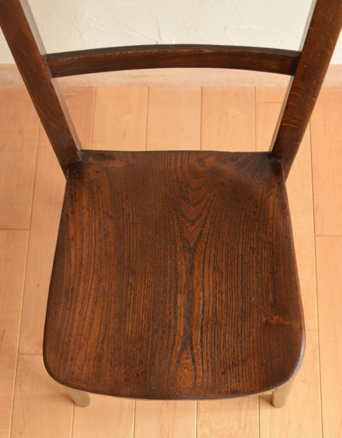 板座面　アンティーク チェア　木製のアンティーク家具、置いてあるだけで可愛い英国のチャイルドチェア。角が丸く作られているので、小さいお子様がいるご家庭でも安心です。(k-1133-c)