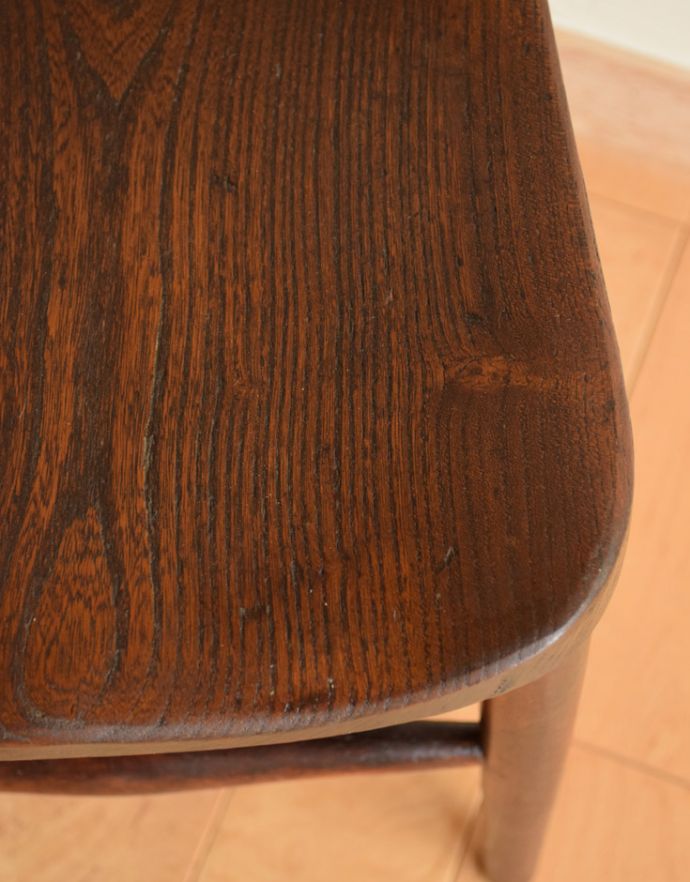 板座面　アンティーク チェア　木製のアンティーク家具、置いてあるだけで可愛い英国のチャイルドチェア。アンティークは新品ではないので、経年変化によるキズはありますが、専門の職人によって目立たないようにキレイにお直しをしています。(k-1133-c)