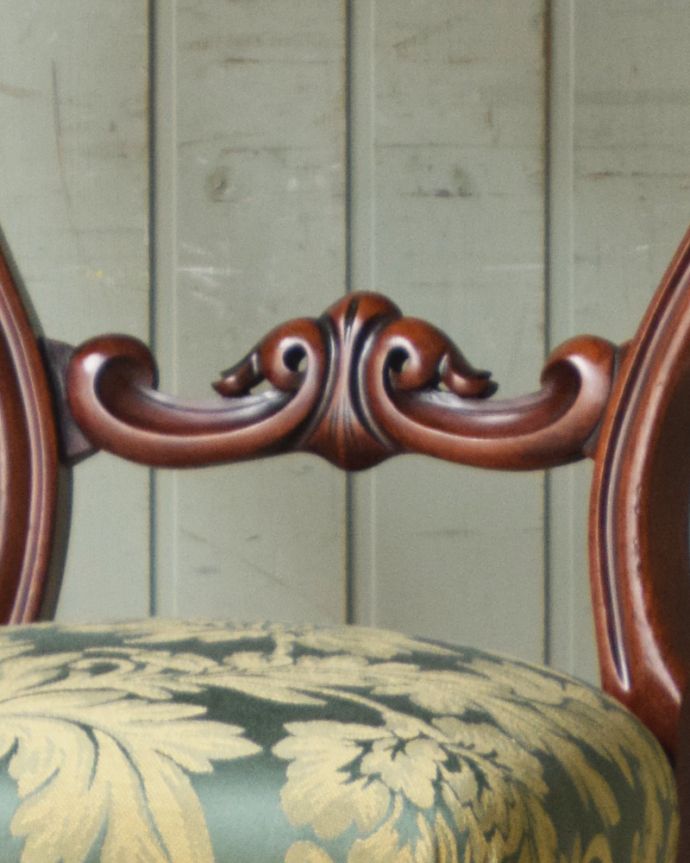 サロンチェア　アンティーク チェア　英国アンティークチェア、ウォルナット材の艶も美しいバルーンバックチェア。背もたれの中心に木製の装飾が施されています。(k-1135-c)