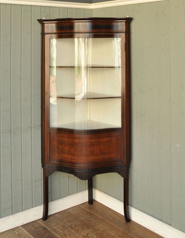 角を有効に使うアンティーク家具、ガラス扉のコーナー