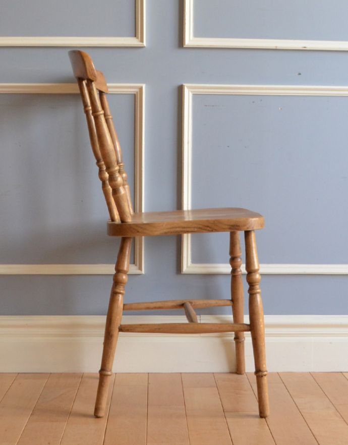 キッチンチェア　アンティーク チェア　イギリスのアンティークの椅子、彫りが入った可愛い木製のナチュラルなキッチンチェア。しっかりと支えてくてる背もたれの角度は、長く座っていても疲れません。(k-1139-c)