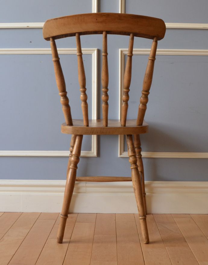 キッチンチェア　アンティーク チェア　イギリスのアンティークの椅子、彫りが入った可愛い木製のナチュラルなキッチンチェア。後ろから見ると・・・雰囲気たっぷりでなんとも様になっています。(k-1139-c)
