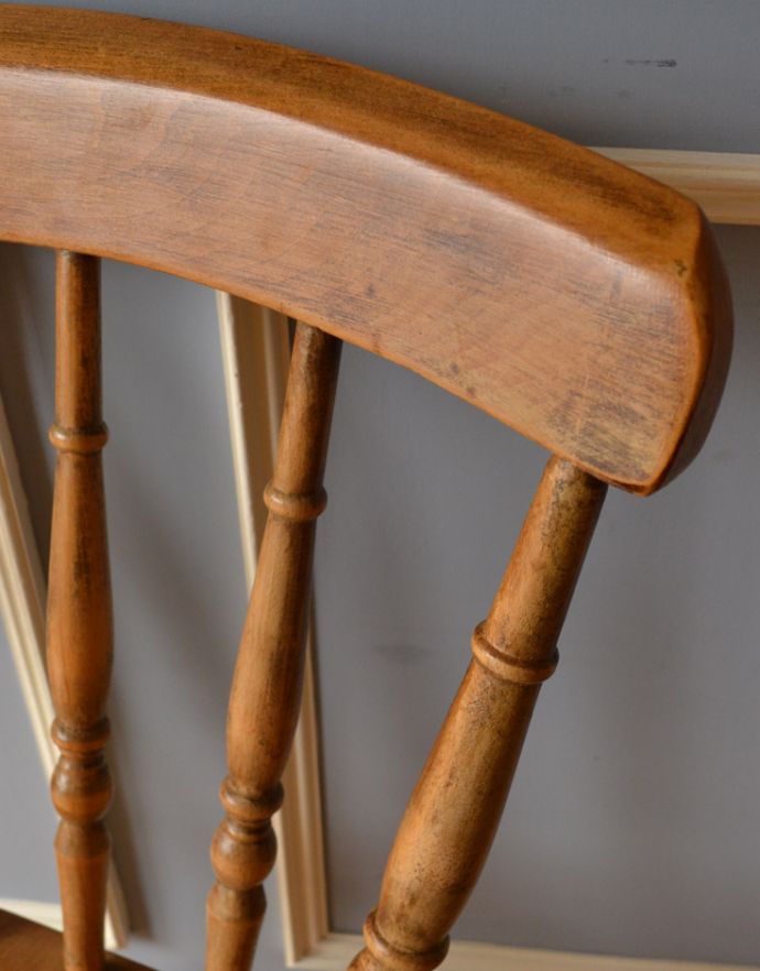 キッチンチェア　アンティーク チェア　イギリスのアンティークの椅子、彫りが入った可愛い木製のナチュラルなキッチンチェア。キズや汚れ、木目や色は1脚1脚微妙に違いますが、どれもキレイに仕上げています。(k-1139-c)
