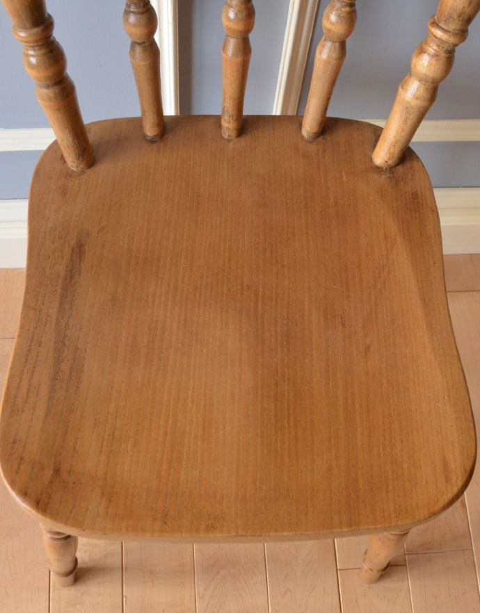 キッチンチェア　アンティーク チェア　イギリスのアンティークの椅子、彫りが入った可愛い木製のナチュラルなキッチンチェア。角が丸く作られているので、小さいお子様がいるご家庭でも安心です。(k-1139-c)