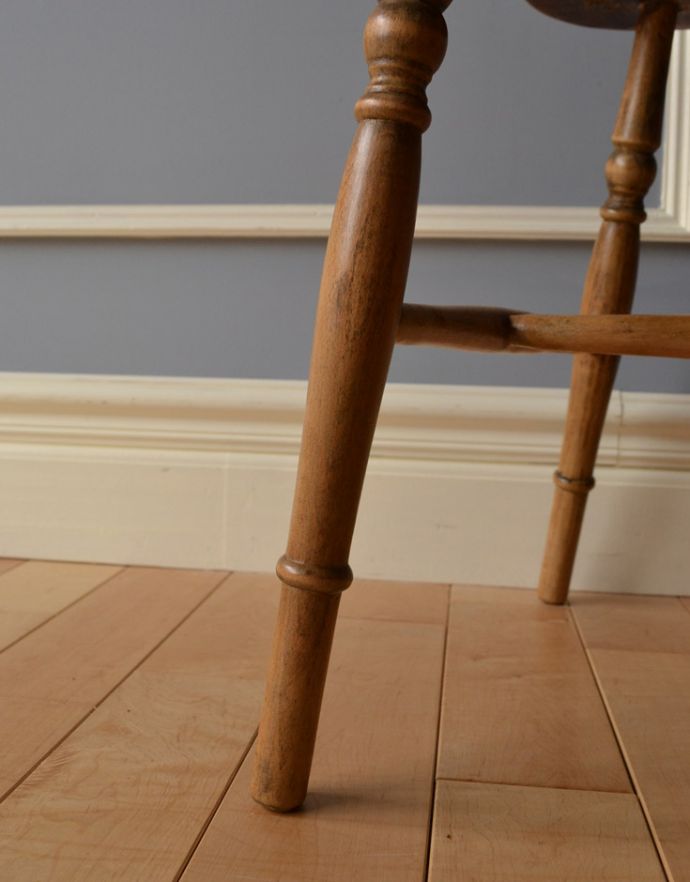 キッチンチェア　アンティーク チェア　イギリスのアンティークの椅子、彫りが入った可愛い木製のナチュラルなキッチンチェア。メンテナンスをしっかりしているので大柄な男性でも安心してお掛けください。(k-1139-c)