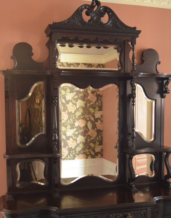 アンティークのキャビネット　アンティーク家具　豪華なアンティーク家具、マホガニー材を使った貴族のキャビネット（飾り棚）。大きなミラーはピカピカです。(k-1139k-f)