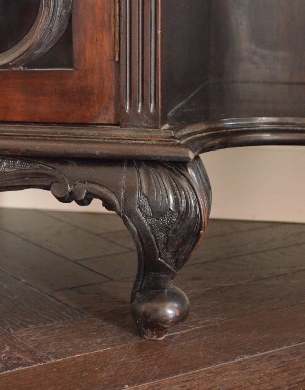 アンティークのキャビネット　アンティーク家具　豪華なアンティーク家具、マホガニー材を使った貴族のキャビネット（飾り棚）。美しく優雅な脚もポイントです。(k-1139k-f)