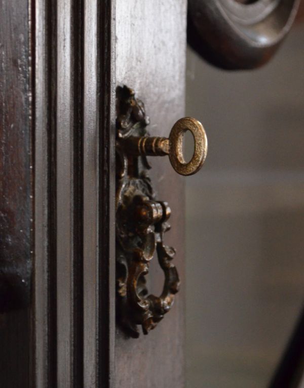 アンティークのキャビネット　アンティーク家具　豪華なアンティーク家具、マホガニー材を使った貴族のキャビネット（飾り棚）。扉の取っ手も風合いのあるゴールド色。(k-1139k-f)
