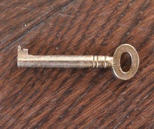 アンティークのキャビネット　アンティーク家具　豪華なアンティーク家具、マホガニー材を使った貴族のキャビネット（飾り棚）。味のあるアンティークの鍵が１つ付いています。(k-1139k-f)