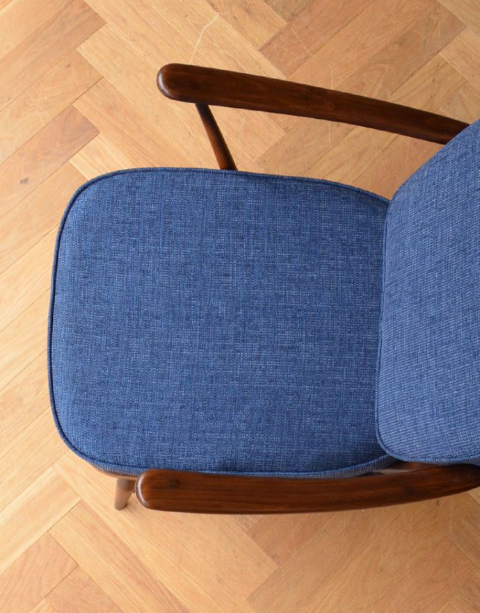 アーコールの家具　アンティーク チェア　アーコール社のアンティークソファ、1人掛けのラウンジチェア(ブルー) 。広々としていて、座りやすい座面。(k-1140-c)