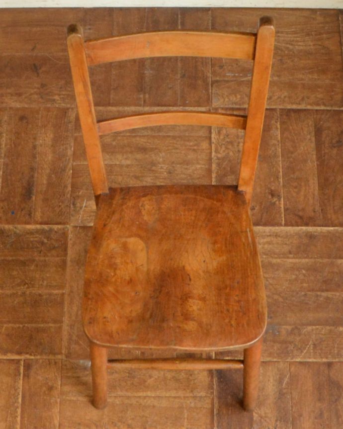 キッチンチェア　アンティーク チェア　オシャレなアンティークの椅子、ナチュラルで使いやすいキッチンチェア。角が丸く作られているので、小さいお子様がいるご家庭でも安心です。(k-1143-c)