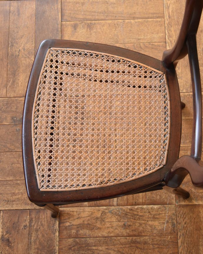 ベントウッドチェア　アンティーク チェア　編み座がお洒落なバルーンバックチェア 、英国アンティーク椅子。美しすぎる編み込みの模様にうっとり手編みで編んである細かい模様。(k-1146-c)
