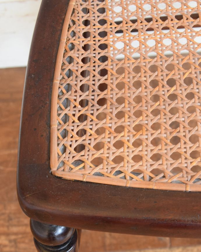 ベントウッドチェア　アンティーク チェア　編み座がお洒落なバルーンバックチェア 、英国アンティーク椅子。近づいて見てみると…こんな感じでとても細かい網目なんです。(k-1146-c)