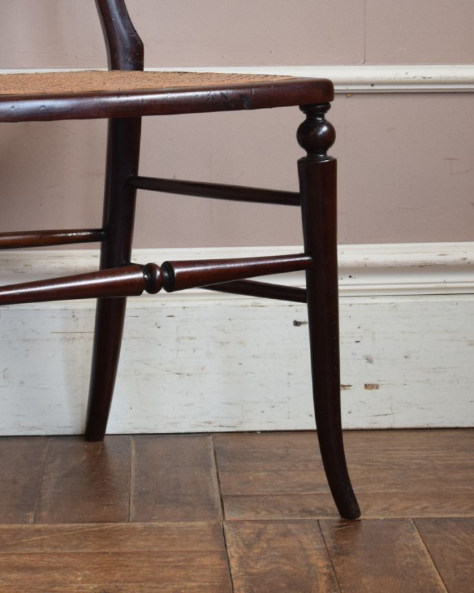 ベントウッドチェア　アンティーク チェア　編み座がお洒落なバルーンバックチェア 、英国アンティーク椅子。床を滑らせて移動出来ますHandleではアンティークチェアの脚の裏にフェルトキーパーをお付けしています。(k-1146-c)