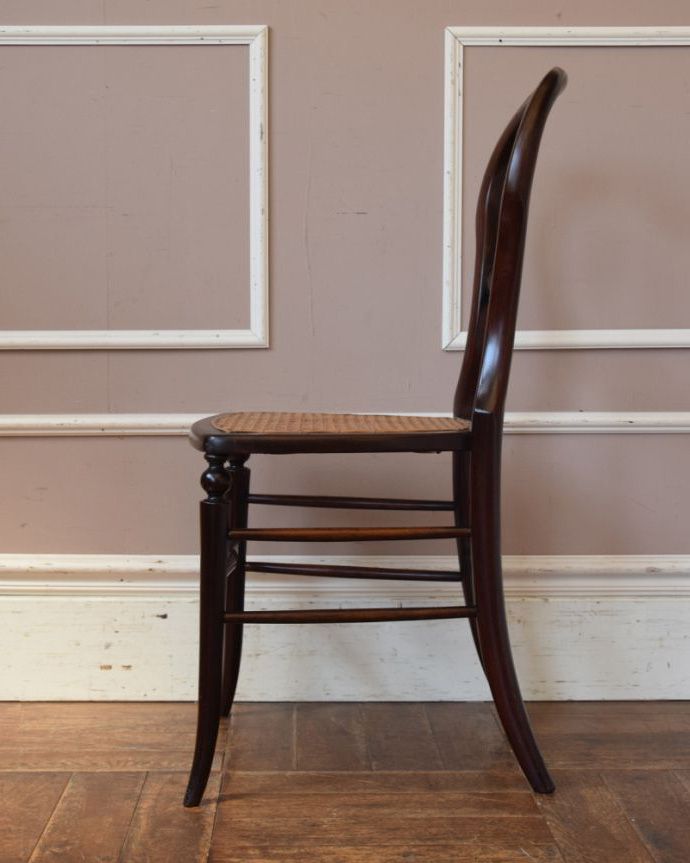 ベントウッドチェア　アンティーク チェア　編み座がお洒落なバルーンバックチェア 、英国アンティーク椅子。気品の感じられる横顔グルッと360度どの角度から見ても優雅で気品のあるフォルムです。(k-1146-c)