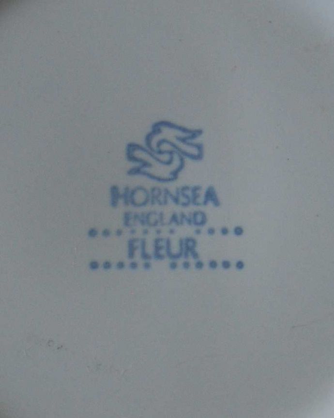Hornsea（ホーンジー）　アンティーク雑貨　イギリスのビンテージ食器、ホーンジー社のFleur（フルール）のティーカップ。裏側には品質の証製造メーカー保証の意味がこもった窯印、ポーセリンマークがあります。(k-1146-z)