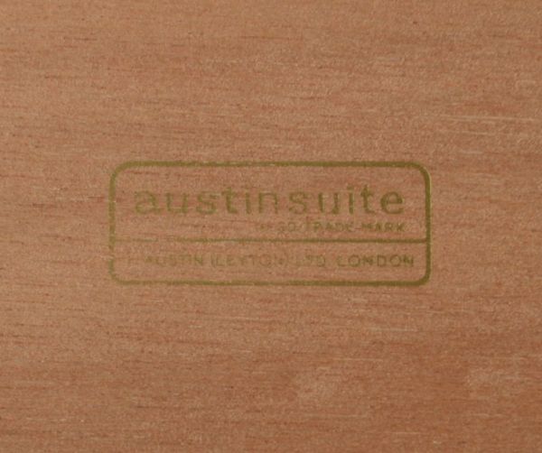 アンティークのチェスト　アンティーク家具　Austin Suite社のコンパクトなヴィンテージ家具、シンプルモダンなチェスト。austinsuite社のネームタグが1段目の引き出しの中にあります。(k-1148-f)