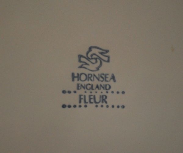 Hornsea（ホーンジー）　アンティーク雑貨　ホーンジー社のアンティークフルール（プレートM）22cm。裏側には品質の証製造メーカー保証の意味がこもった窯印、ポーセリンマークがあります。(k-1148-z)