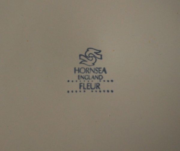 Hornsea（ホーンジー）　アンティーク雑貨　ホーンジー社のアンティークフルール（プレートL）26cm。裏にはバックスタンプが入っています。(k-1149-z)