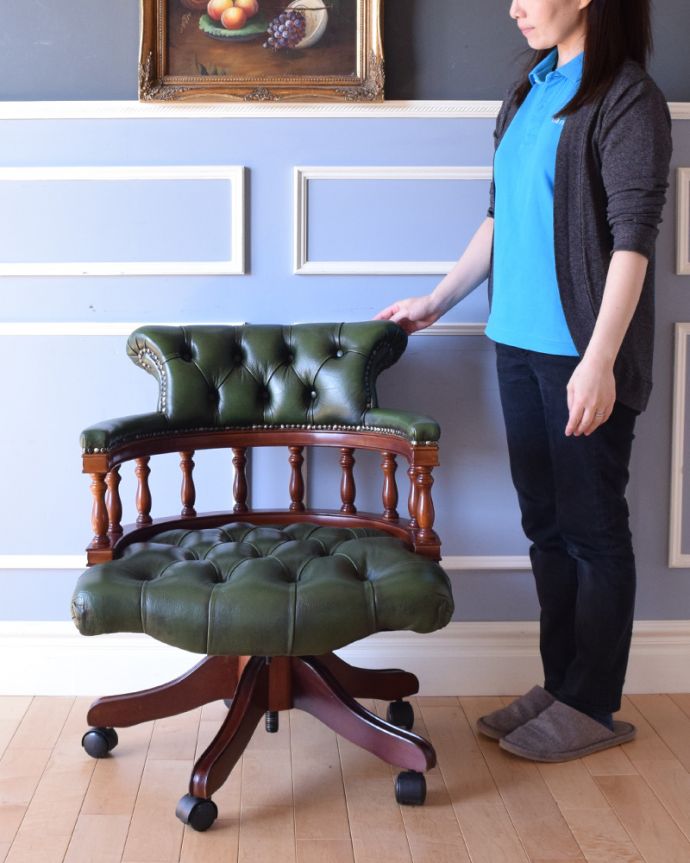 サロンチェア　アンティーク チェア　英国アンティーク椅子、チェスターフィールドのキャプテンスウィヴェルチェア（リボルビングチェア）。座面は回転するので使い勝手がいいチェア！書斎で一人でリラックスしたいときに座りたい椅子です。(k-1150-c)