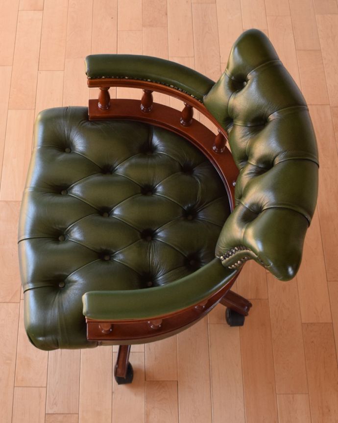 サロンチェア　アンティーク チェア　英国アンティーク椅子、チェスターフィールドのキャプテンスウィヴェルチェア（リボルビングチェア）。すわり心地がいい座面。(k-1150-c)