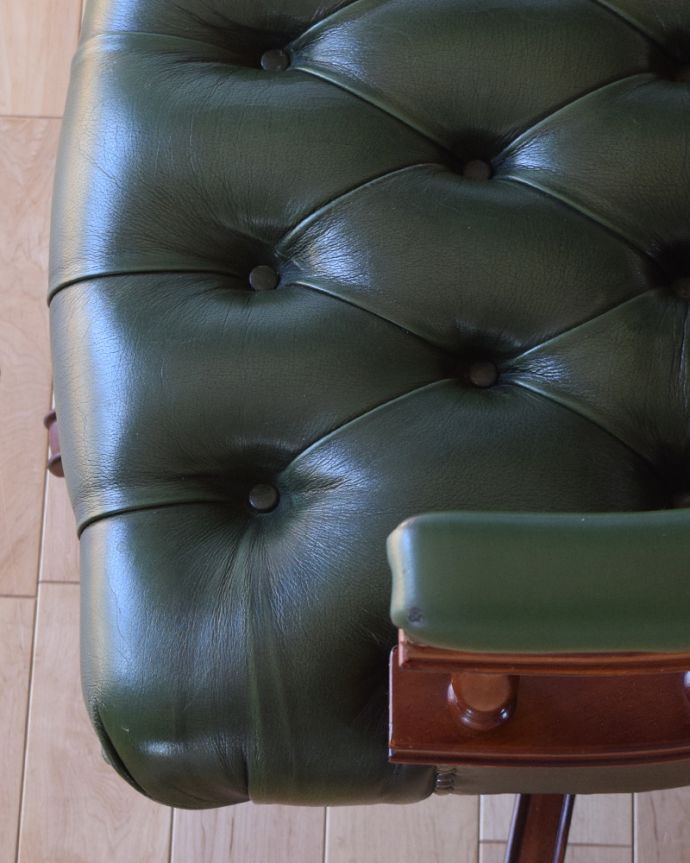 サロンチェア　アンティーク チェア　英国アンティーク椅子、チェスターフィールドのキャプテンスウィヴェルチェア（リボルビングチェア）。どんなお部屋にも合う、落ち着いたグリーンの革です。(k-1150-c)