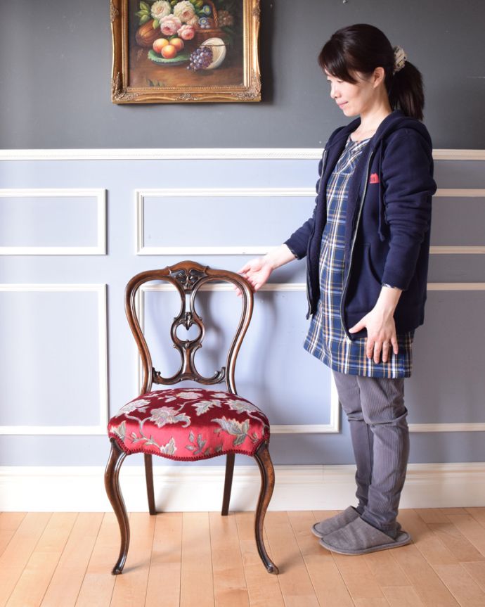 サロンチェア　アンティーク チェア　飾っておける美しい椅子、イギリスのアンティークバルーンバックチェア（ウォルナット材）。上品な雰囲気が漂います。(k-1151-c)
