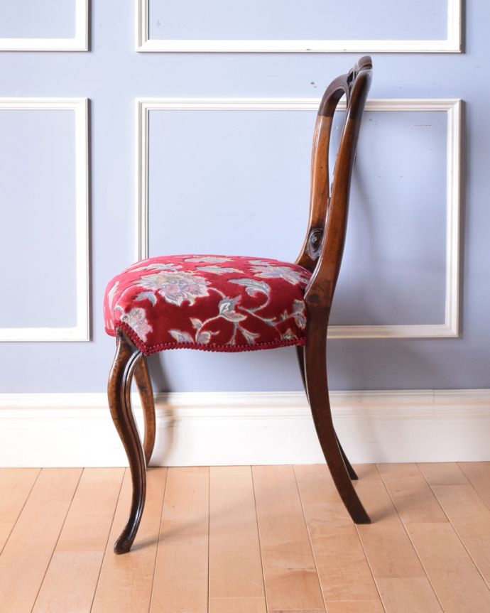 サロンチェア　アンティーク チェア　飾っておける美しい椅子、イギリスのアンティークバルーンバックチェア（ウォルナット材）。横から見ても綺麗な装飾が楽しめます。(k-1151-c)