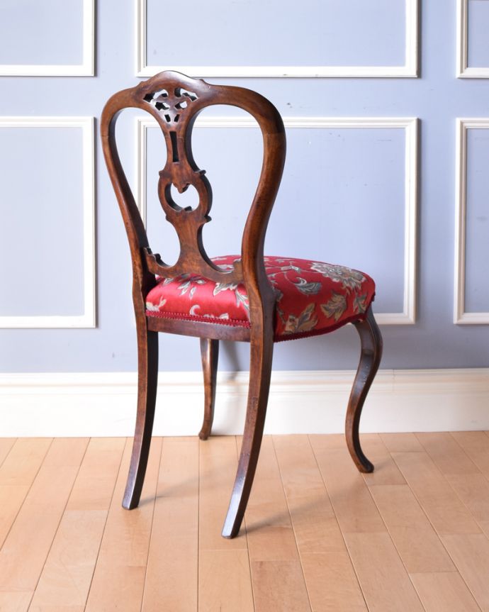 サロンチェア　アンティーク チェア　飾っておける美しい椅子、イギリスのアンティークバルーンバックチェア（ウォルナット材）。アンティークらしく、流行を追わずに長く使えるデザイン。(k-1151-c)