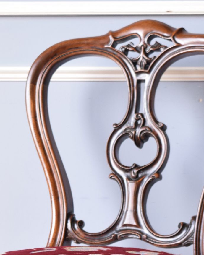 サロンチェア　アンティーク チェア　飾っておける美しい椅子、イギリスのアンティークバルーンバックチェア（ウォルナット材）。背もたれのデザインがとてもキレイ。(k-1151-c)