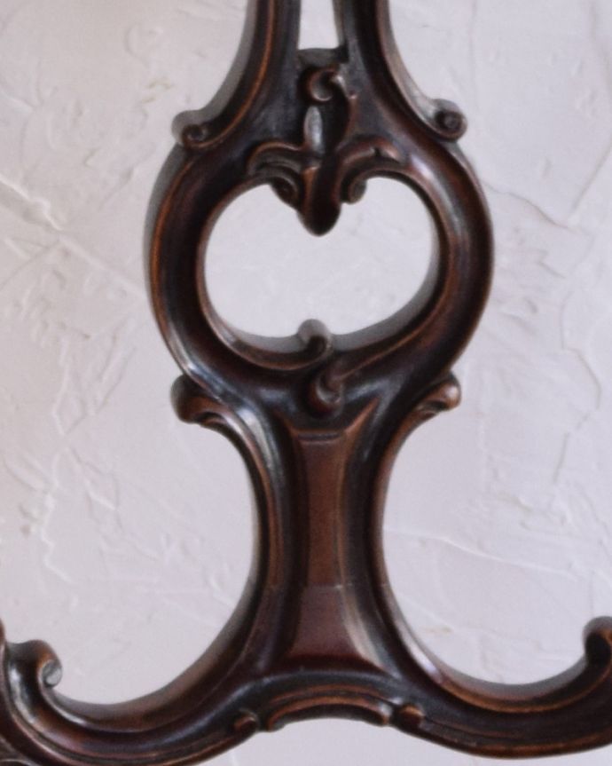サロンチェア　アンティーク チェア　飾っておける美しい椅子、イギリスのアンティークバルーンバックチェア（ウォルナット材）。背もたれの中心に木製の装飾が施されています。(k-1151-c)