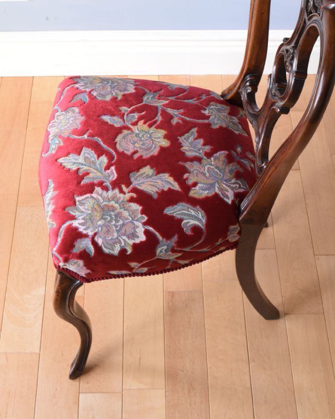 サロンチェア　アンティーク チェア　飾っておける美しい椅子、イギリスのアンティークバルーンバックチェア（ウォルナット材）。座面は布が貼ってあるので、長時間座っても疲れません。(k-1151-c)