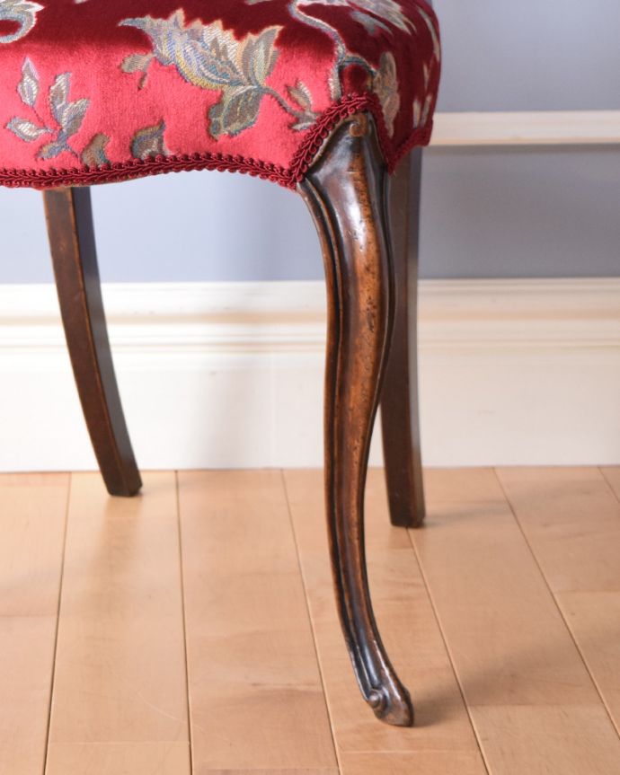 サロンチェア　アンティーク チェア　飾っておける美しい椅子、イギリスのアンティークバルーンバックチェア（ウォルナット材）。きちんとお直ししていますので、大柄な男性でも安心してお掛け下さい。(k-1151-c)