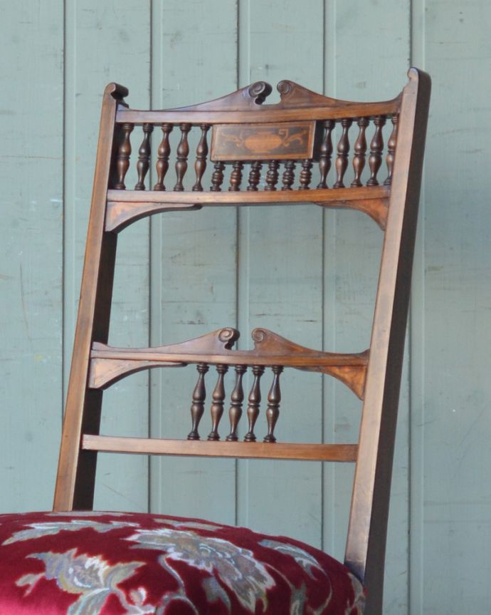 ダイニングチェア　アンティーク チェア　1900年代のアンティークインレイドチェア、ローズウッド材の英国椅子。アンティークらしい背もたれの装飾上質な雰囲気を漂わせる細かい彫。(k-1152-c)