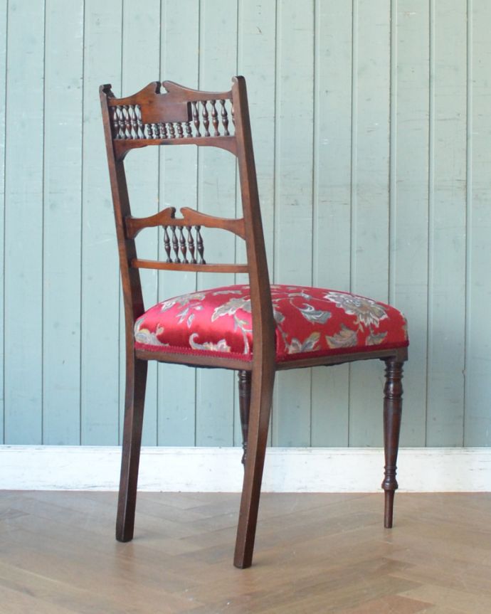 ダイニングチェア　アンティーク チェア　1900年代のアンティークインレイドチェア、ローズウッド材の英国椅子。後ろ姿にも自信アリ並べた時に後ろから見ることも多い椅子。(k-1152-c)