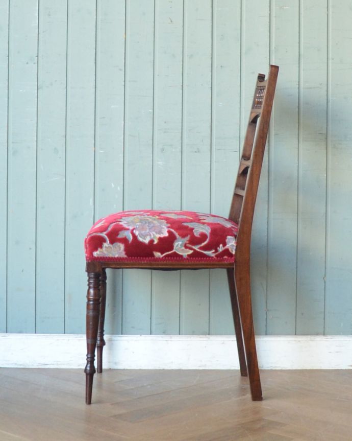 ダイニングチェア　アンティーク チェア　1900年代のアンティークインレイドチェア、ローズウッド材の英国椅子。横から見ても優雅な立ち姿背もたれがカーブしているので楽です。(k-1152-c)