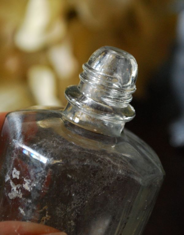 ナチュラルカントリースタイル　アンティーク雑貨　アンティークガラスボトル、クリアガラスのボトル。キャップが付いていたボトルの様です。(k-1152-z)