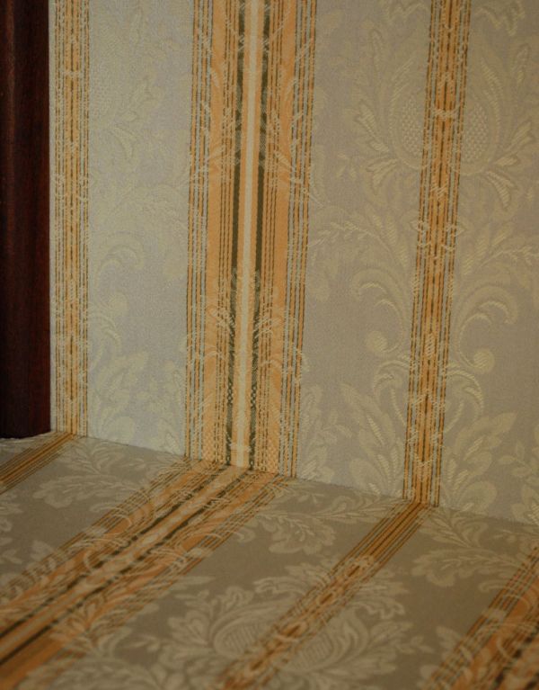 アンティークのキャビネット　アンティーク家具　アールヌーボースタイルのアンティーク英国家具、マホガニー材のキャビネット。中は華やかなクロスが貼ってあります。(k-1152k-f)