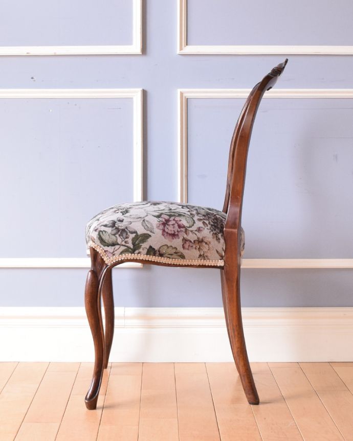 サロンチェア　アンティーク チェア　高級感ある英国アンティーク椅子、ローズウッド材のバルーンバックチェア。横から見ても綺麗な装飾が楽しめます。(k-1153-c)