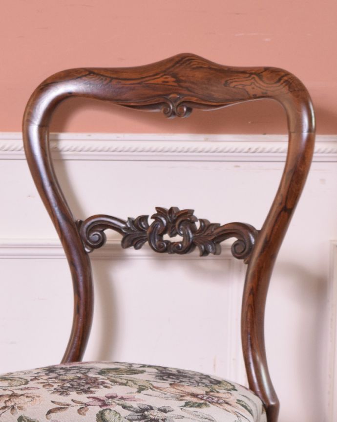 サロンチェア　アンティーク チェア　脚の先まで美しいアンティークの英国椅子、ローズウッド材のバルーンバックチェア 。背もたれのデザインがとてもキレイ。(k-1154-c)