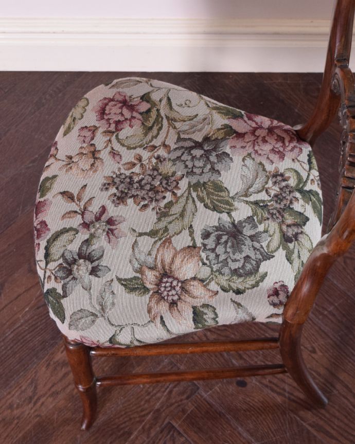 サロンチェア　アンティーク チェア　脚の先まで美しいアンティークの英国椅子、ローズウッド材のバルーンバックチェア 。すわり心地がいい座面。(k-1154-c)