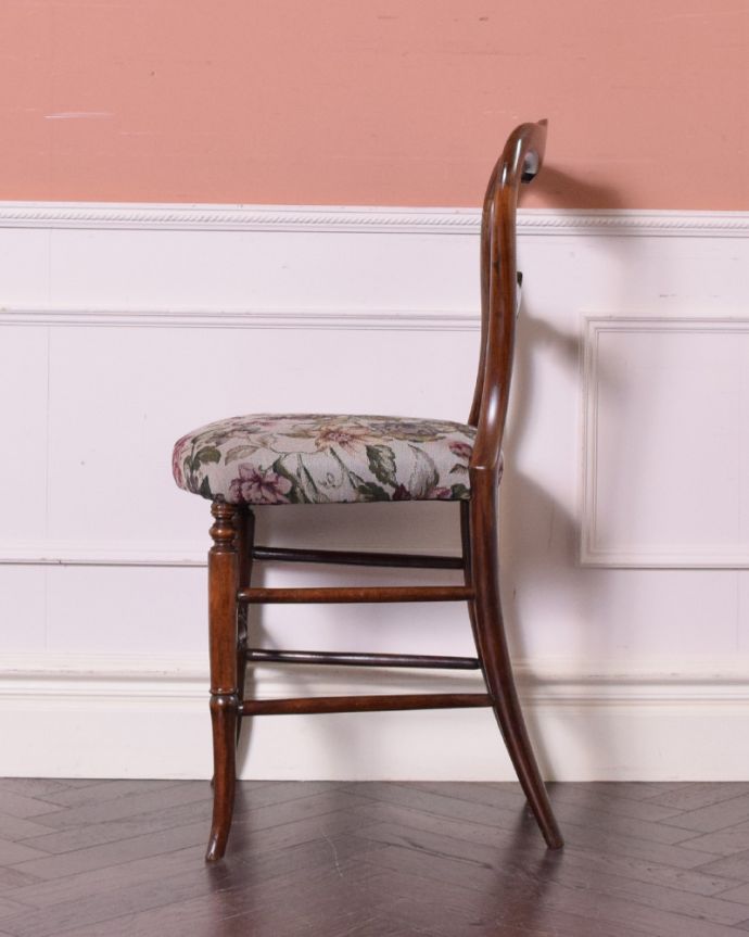 サロンチェア　アンティーク チェア　脚の先まで美しいアンティークの英国椅子、ローズウッド材のバルーンバックチェア 。横から見ても綺麗な装飾が楽しめます。(k-1154-c)
